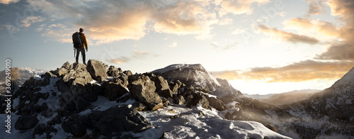 Wanderer Im winterlichen Gebirge