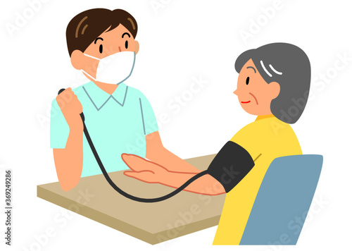 血圧を測るシニア女性と看護士