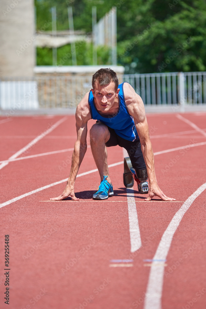 Obraz premium Running start of adaptive sportsman on track
