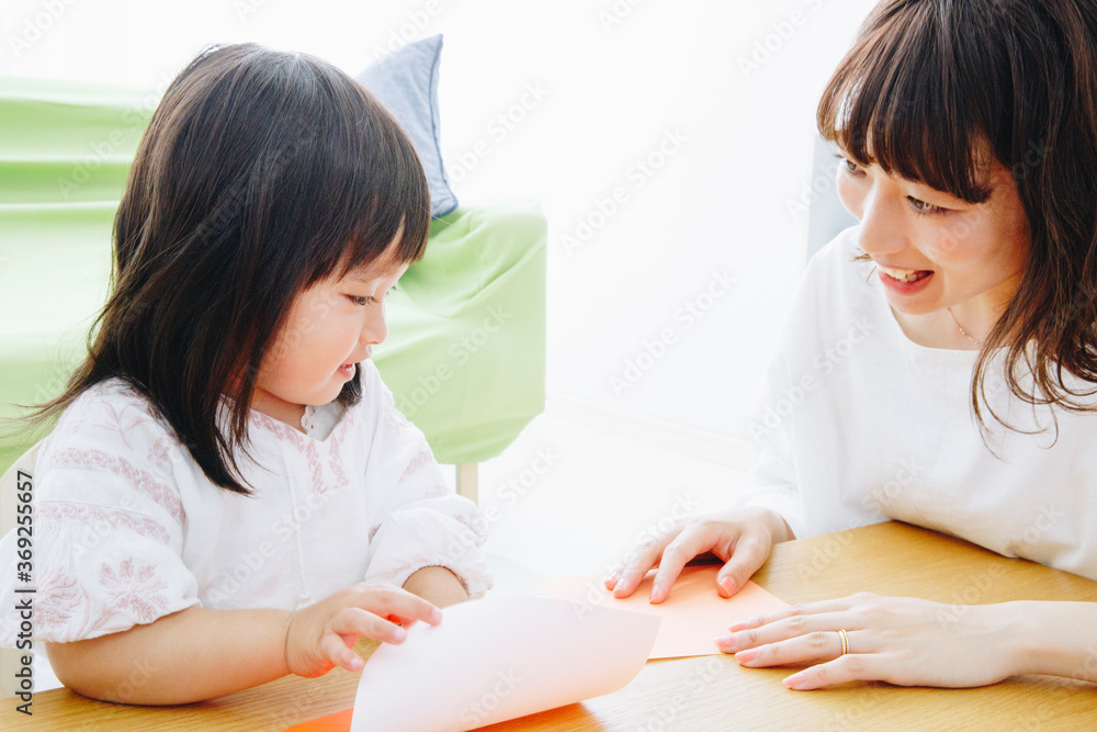 折り紙をする親子 折り紙をする親子