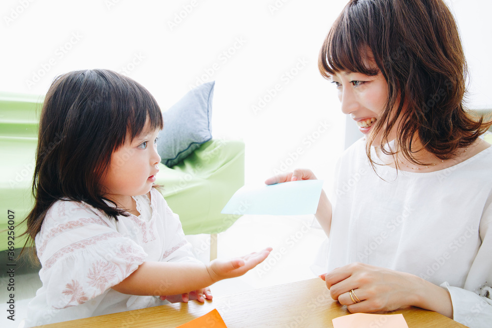 折り紙をする親子 折り紙をする親子