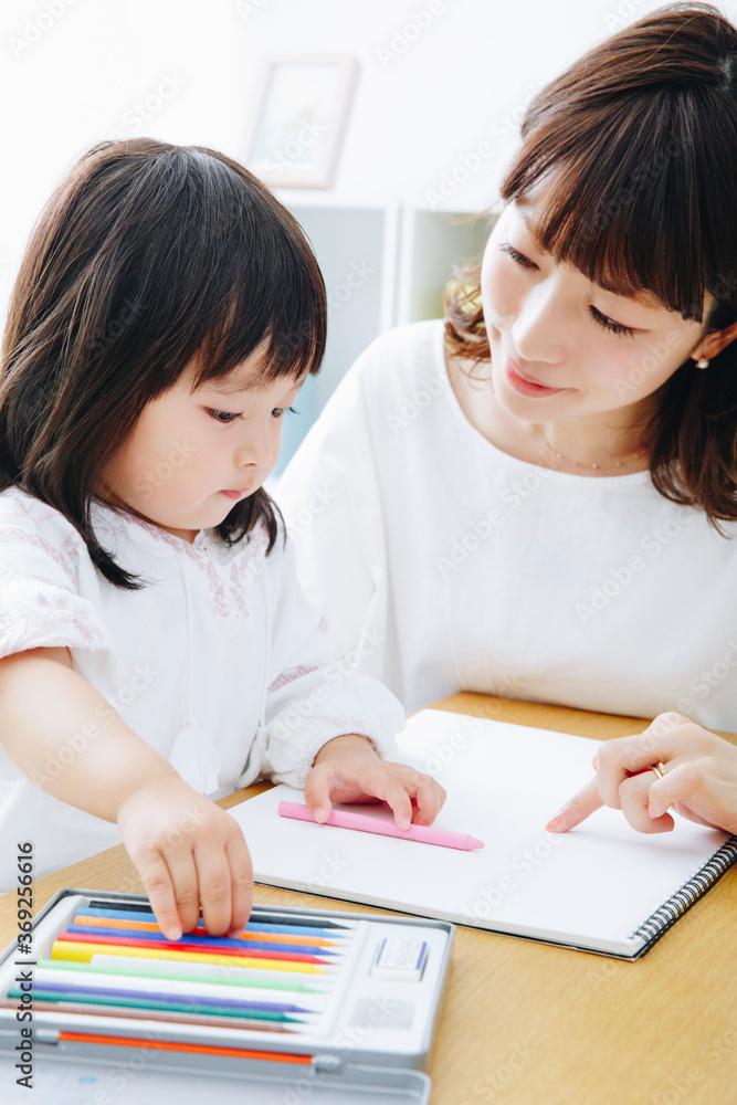 お絵描きをする親子 お絵描きをする親子