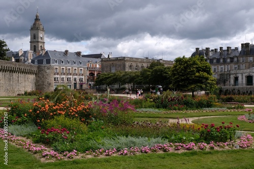 Jardin des remparts à Vannes et église de Saint-Patern.