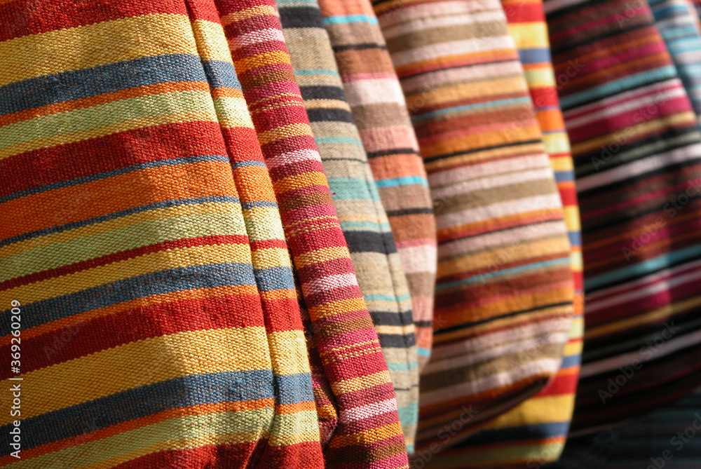 Bunte, traditionelle Stofftaschen vom Markt Bunte, traditionelle Stofftaschen vom Markt
