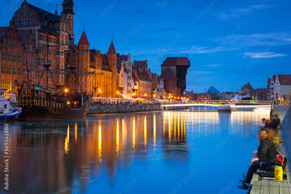 Obraz premium Amazing architecture of Gdansk old town at night with a new footbridge over the Motlawa River. Poland