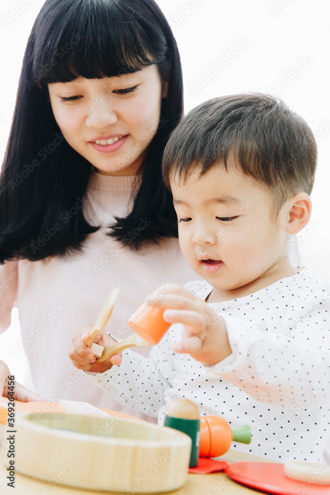 おもちゃで遊ぶ親子