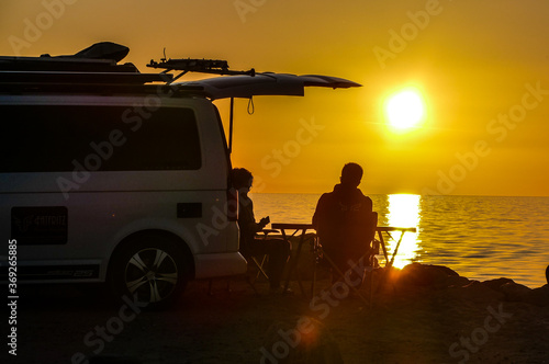 Trendiger Bus-Camper Campingbus an der Ostsee bei Sonnenuntergang Camping Glamping Vanlive Vanlife mobile working digital live digitale nomaden wohnmobil