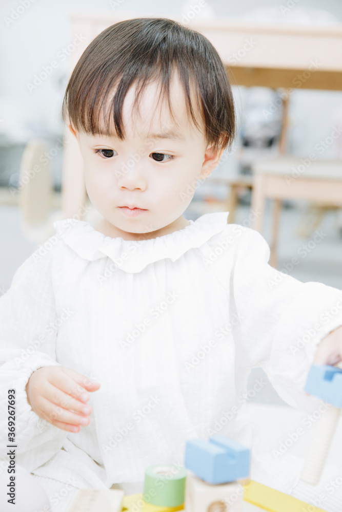 おもちゃで遊ぶ幼児 おもちゃで遊ぶ幼児
