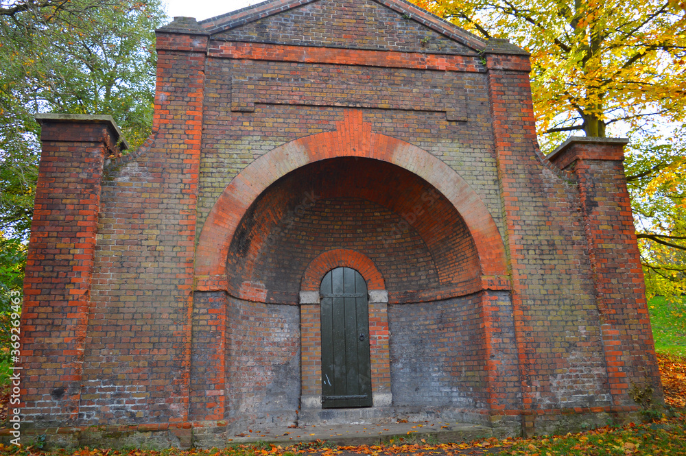 Naklejka premium ancient red building in the woods
