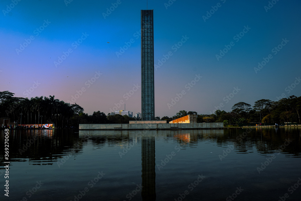 Obraz premium night view of the river thames