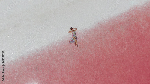 Cuadro en lienzo Girl on pink lake