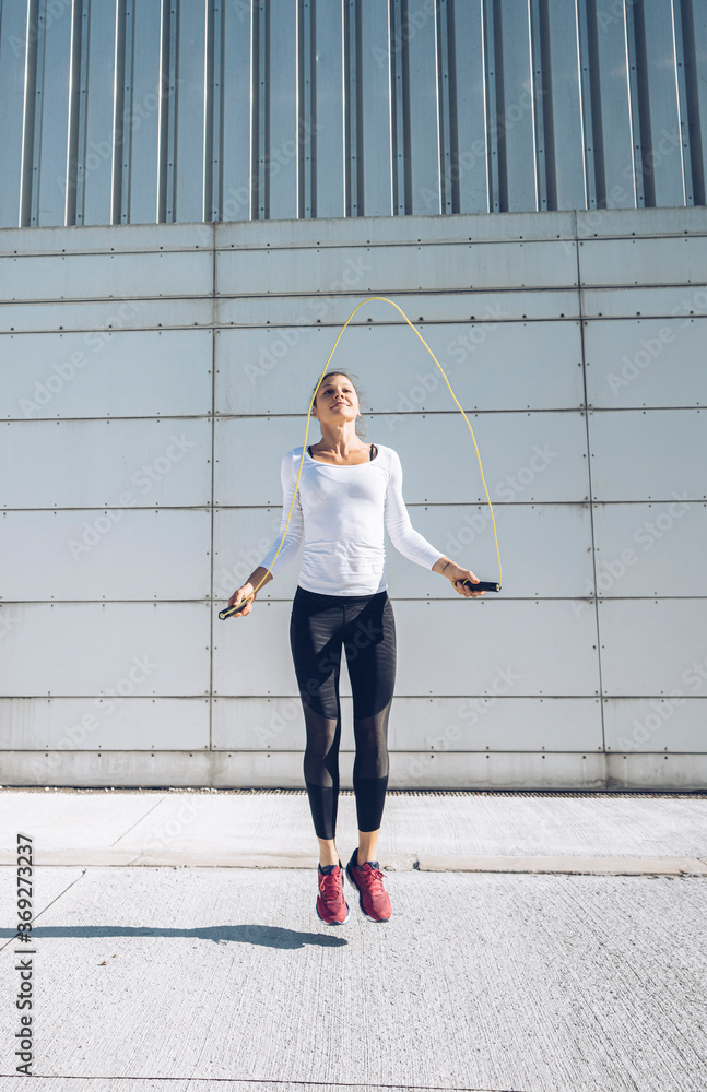 Obraz premium Athletic woman training in the urban area.