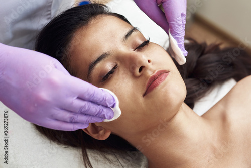 Foto Young pretty woman getting treatments in beauty salons
