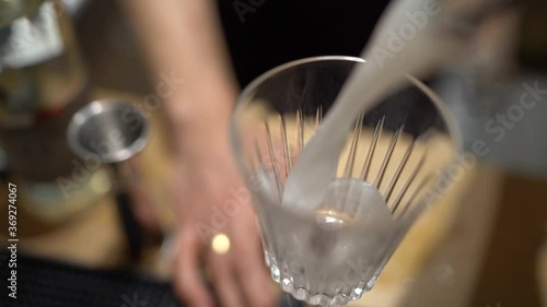 Un barman sirve Pisco Sour en cámara lenta, mostrando la elegancia y precisión de la preparación de esta bebida icónica. photo