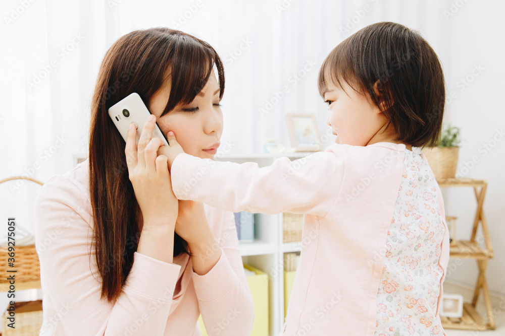 電話する母親 電話する母親