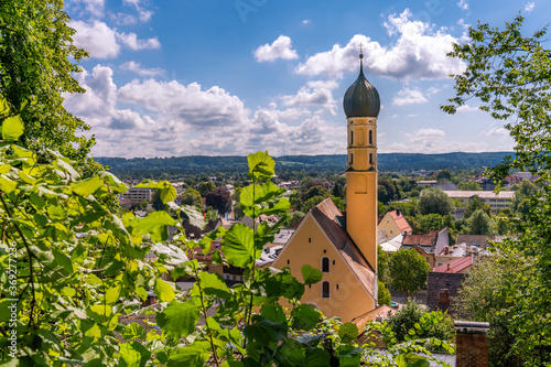 Blick auf die Altstadt Wolfratshausen mit Kirche St. Andreas vom Bergwald aus gesehen photo