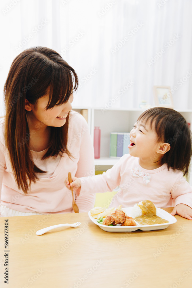 食事をする親子
