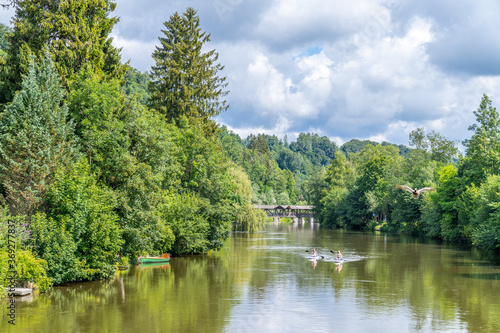 Zwei Stehpaddler in der Loisach vor dem Kastenmühlwehr in Wolfratshausen