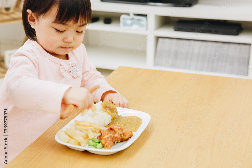 食事をする子供 食事をする子供