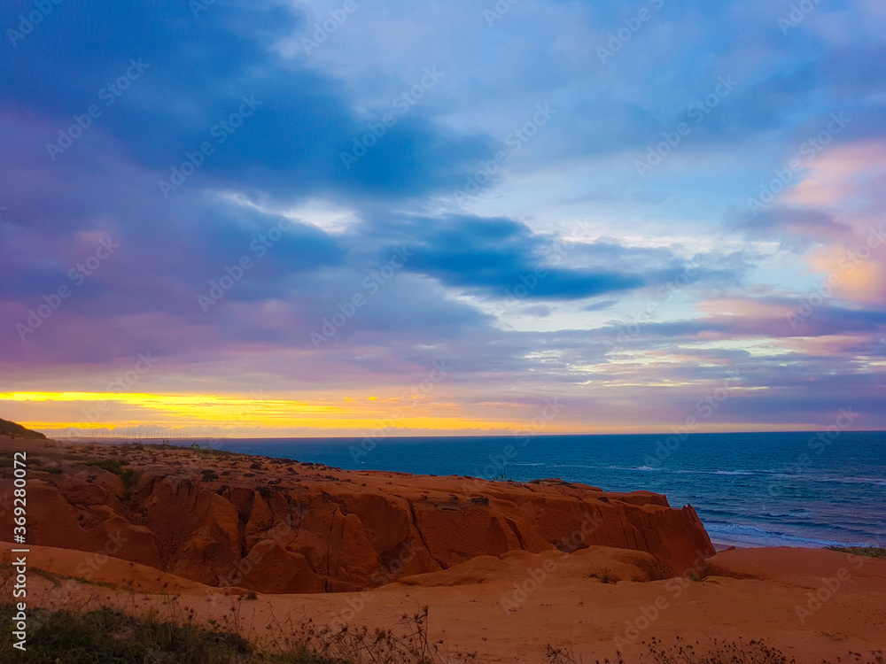 Falésias ao pôr do sol na praia