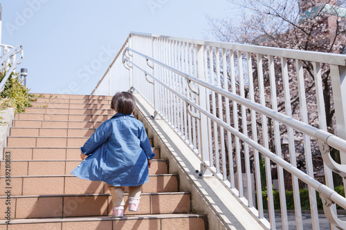 階段を上る子供 © Paylessimages