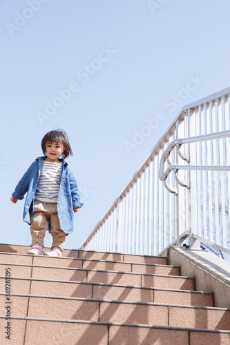 Fototapeta Naklejka Na Ścianę i Meble -  階段を下りる子供