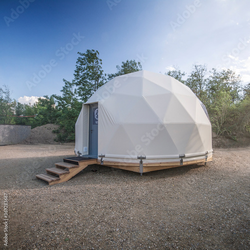 Fényképezés Large geodesic dome tent. Modern outdoor glamping tent.
