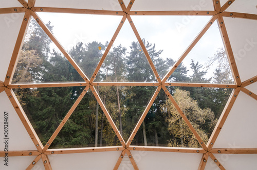 Carta da parati Interior of large geodesic wooden dome tent with window and view to forest