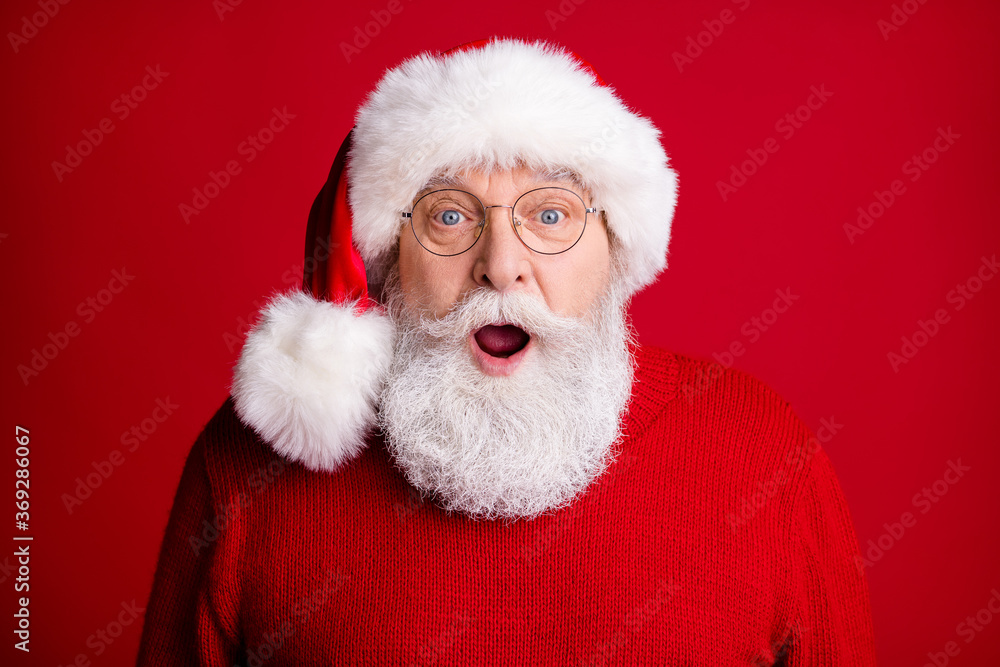 Close up photo astonished pensioner retired old man in santa claus hat look omg season tradition newyear sales discounts open mouth wear bright pullover isolated shine color background Close up photo astonished pensioner retired old man in santa claus hat look omg season tradition newyear sales discounts open mouth wear bright pullover isolated shine color background