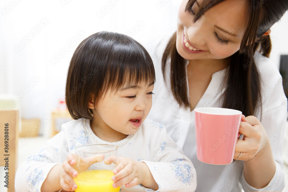 飲み物を飲む親子