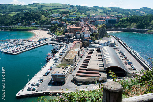 Fototapeta Naklejka Na Ścianę i Meble -  pueblo medieval y puerto 