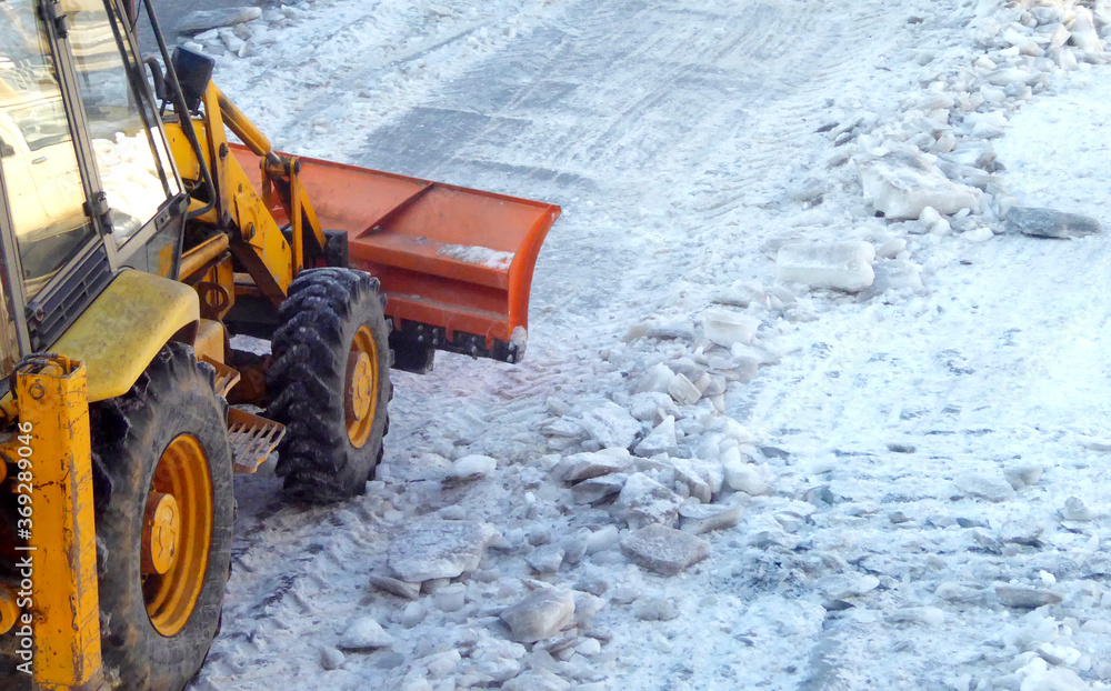 cleaning te street road from ice in winter cleaning te street road from ice in winter
