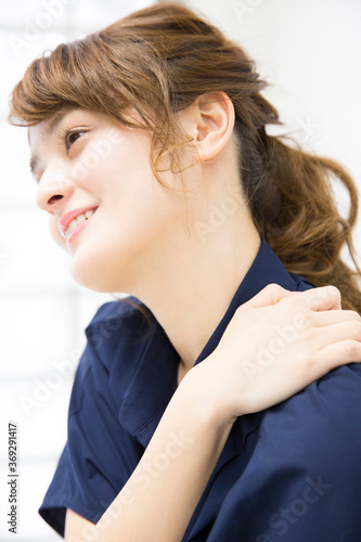 Wallpaper Mural 肩凝りの女性 Torontodigital.ca