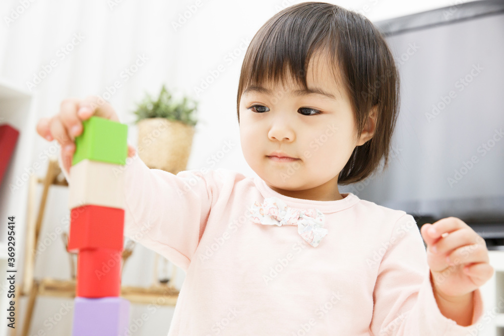 積木で遊ぶ子供