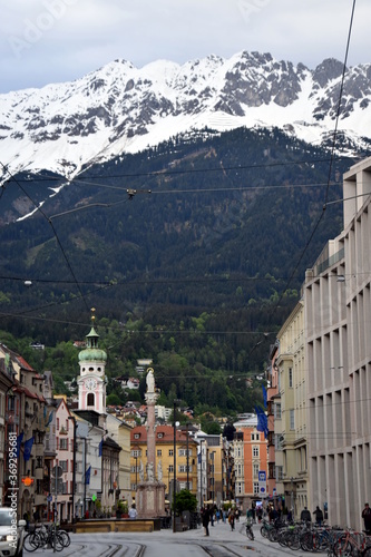 Paisaje de invierno de Innsbruck (Austria) en primavera. Paisaje con nieve