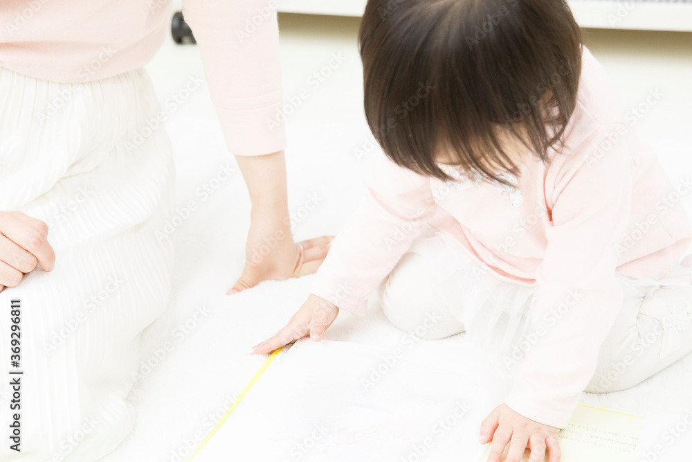 本を読む親子 本を読む親子