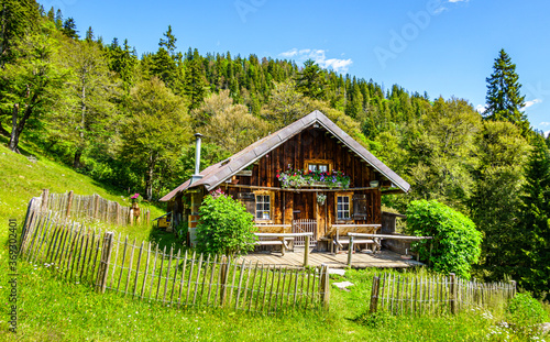Fotografie old farmhouse at the european alps
