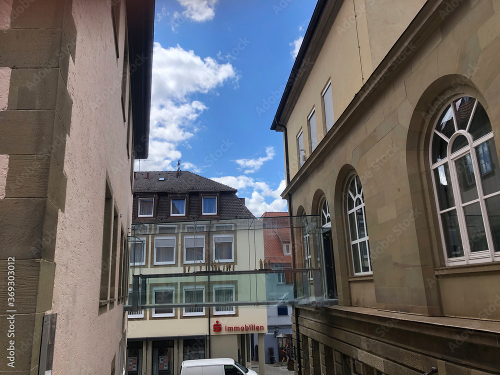 Φωτογραφία Schwäbisch Hall, Germany - July 11, 2020: Narrow urban street in the Altstadt of