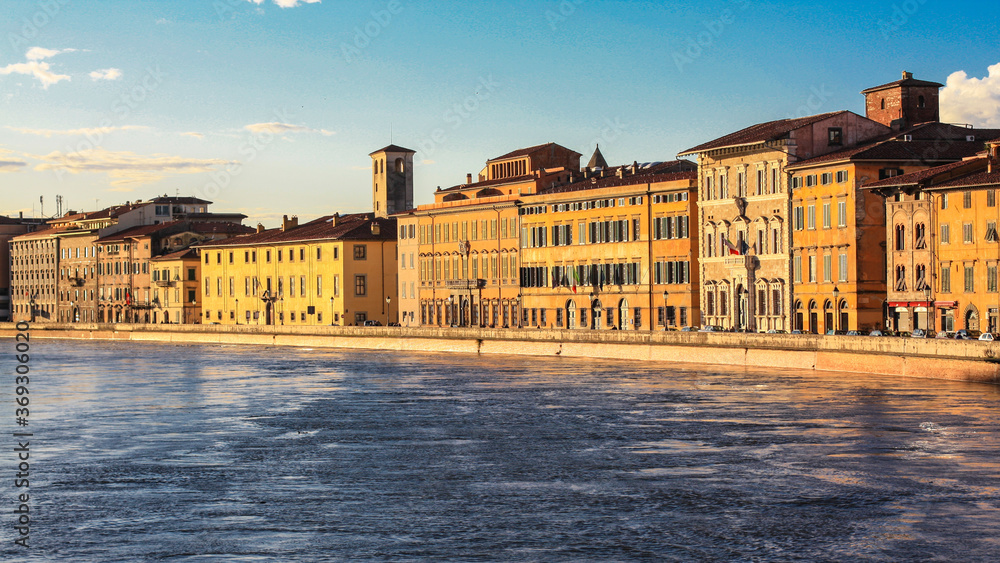 Pisa e il suo lungarno durante una piena del fiume Arno in centro città vicino ponte di mezzo
