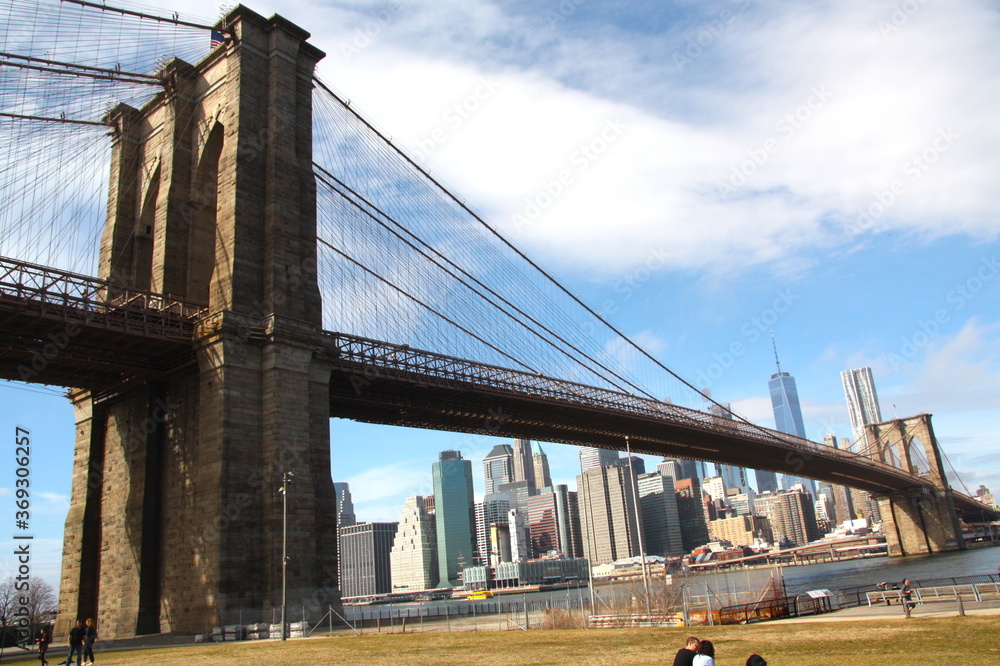 Obraz premium Słynny Brooklyn Bridge w Nowym Jorku, USA z pięknym błękitnym niebem, czarno-biały, monochromatyczny, Manhattan, USA.