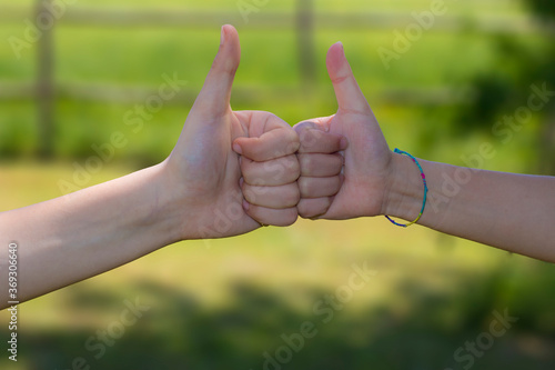 Accordo ok tra mani di ragazze con pollice in su © Eroyka