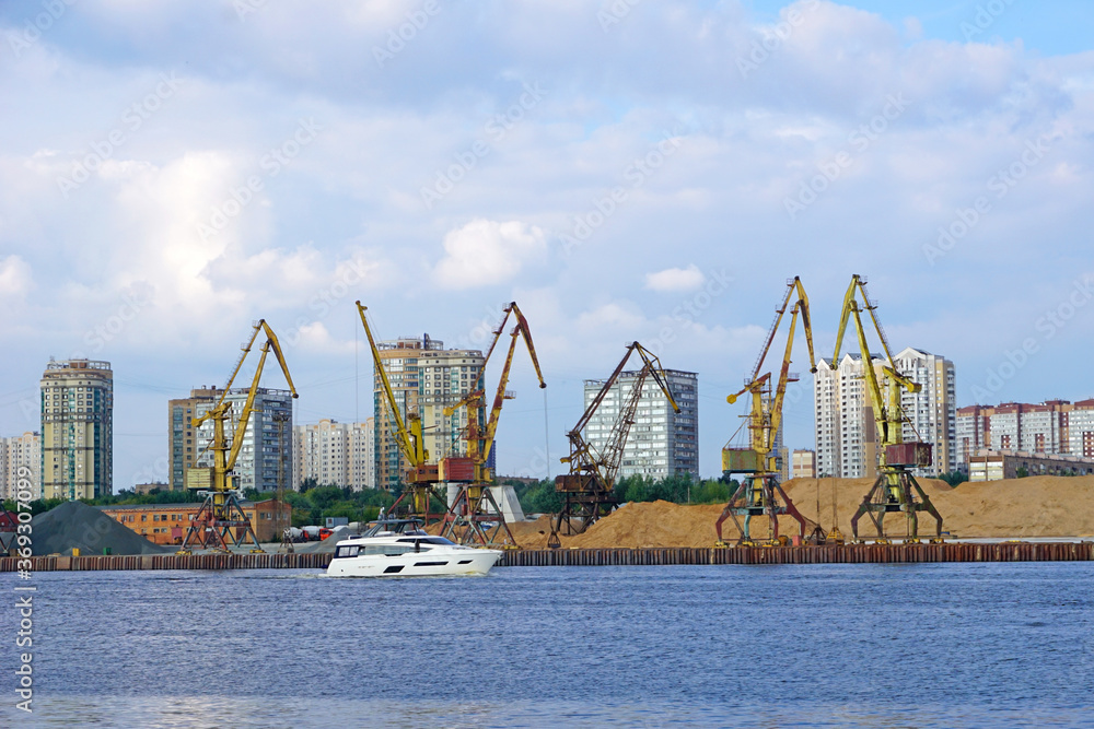 Crane operation at the shipbuilding