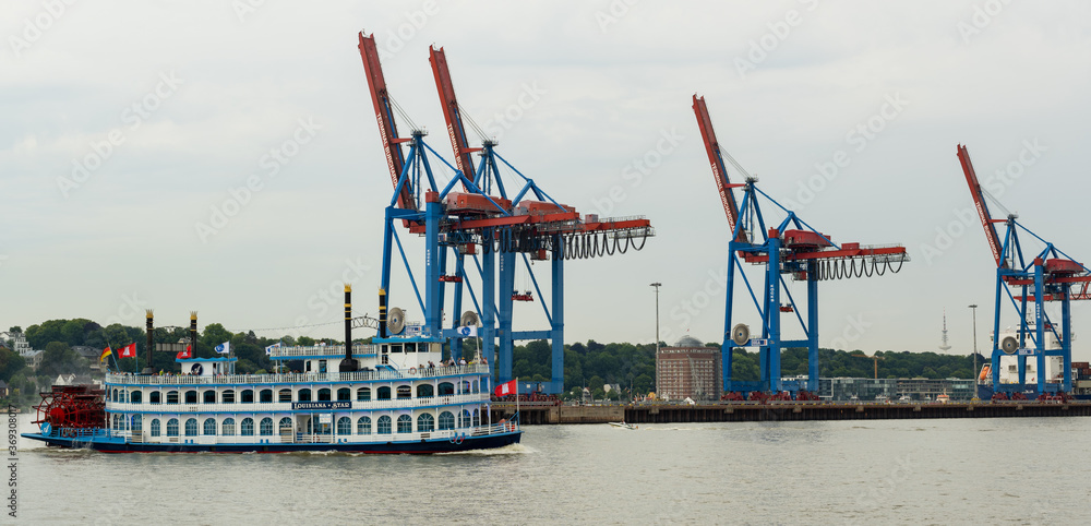 Louisiana Star Hinterraddampfer fährt vor dem Container Terminal Eurogate Burchardkai in Hamburg, Beladen und Entladen