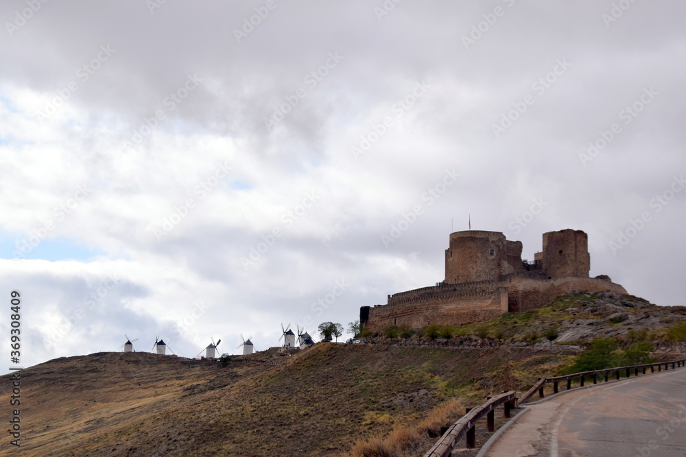 Molinos y castillo de Consuegra en Castilla la Mancha. Don Quijote de la Mancha