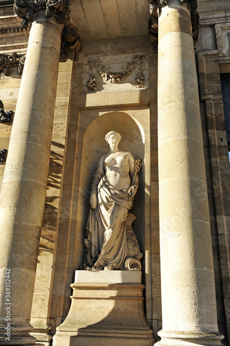 Sculpture d'une femme aux symboles de l'industrie et du commerce sur la façade du Palais Rohan. Hôtel de ville de Bordeaux Gironde France