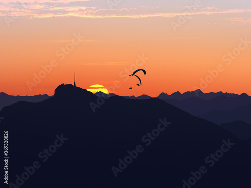 paragliding  paragleiter  gleitschirm  sonnenuntergang  berge  dobratsch  sonne  sunset  gleitschirmflieger  orange 