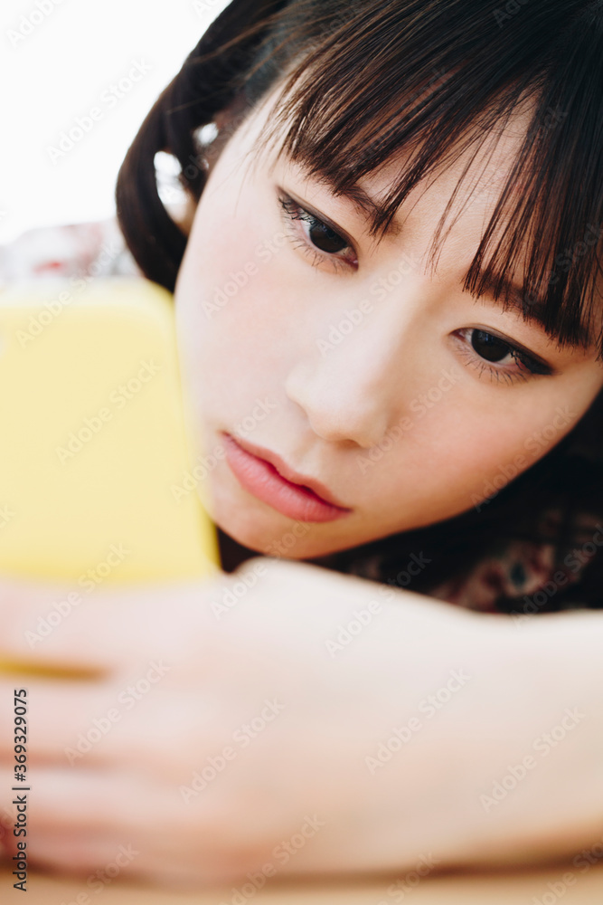 Obraz premium スマホを見て落ち込む女性
