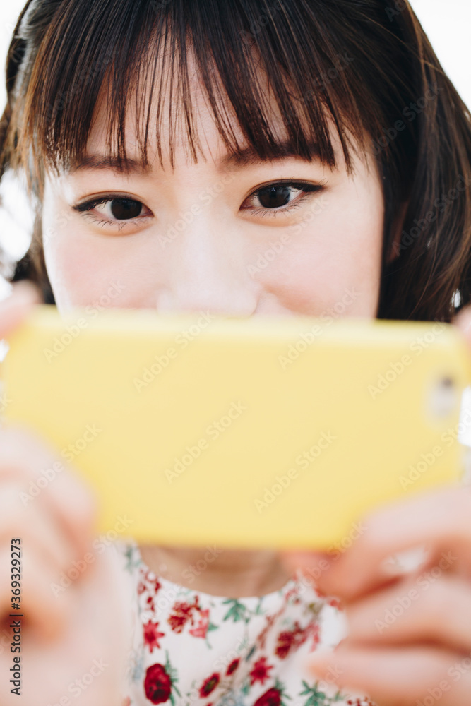 スマホを見る女性 スマホを見る女性