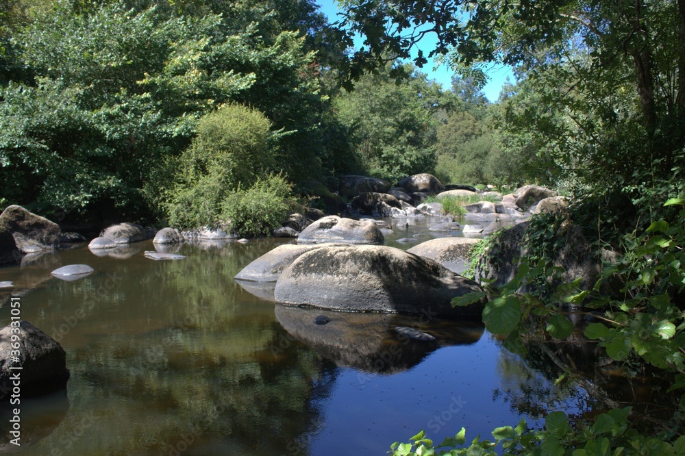 paysage de rivière , nature et gros rochers dans la nature en été paysage de rivière , nature et gros rochers dans la nature en été
