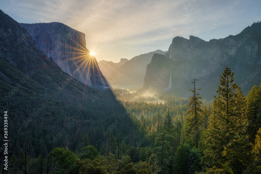 sunrise at the tunnel view in yosemite nationalpark, california, usa